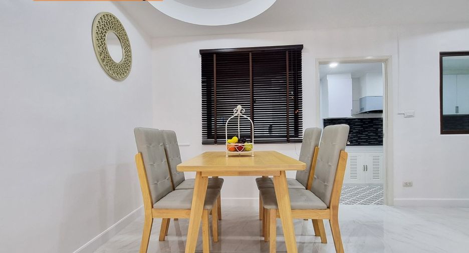 For rent 3 bedrooms townhouse in Suan Luang, Bangkok