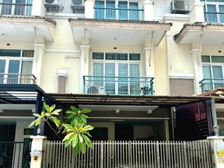 For sale 3 bed townhouse in Yan Nawa, Bangkok