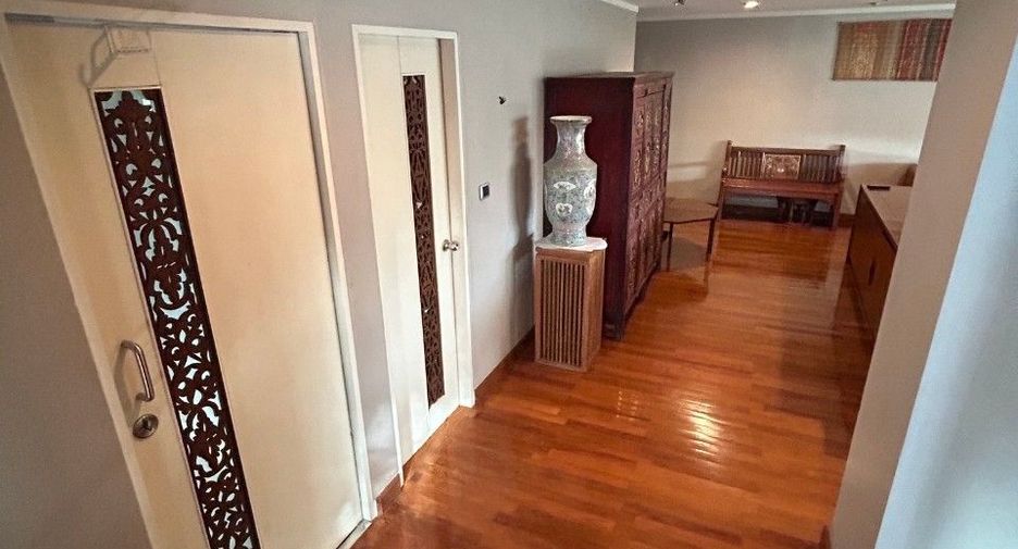 For sale 3 bedrooms condo in Watthana, Bangkok