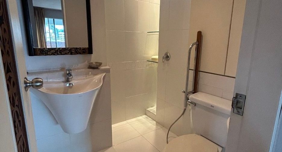 For sale 3 bedrooms condo in Watthana, Bangkok