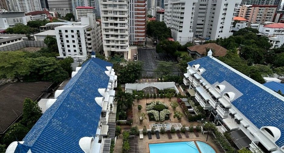 For sale 3 bedrooms condo in Watthana, Bangkok