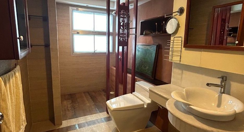 For sale 3 bedrooms condo in Watthana, Bangkok