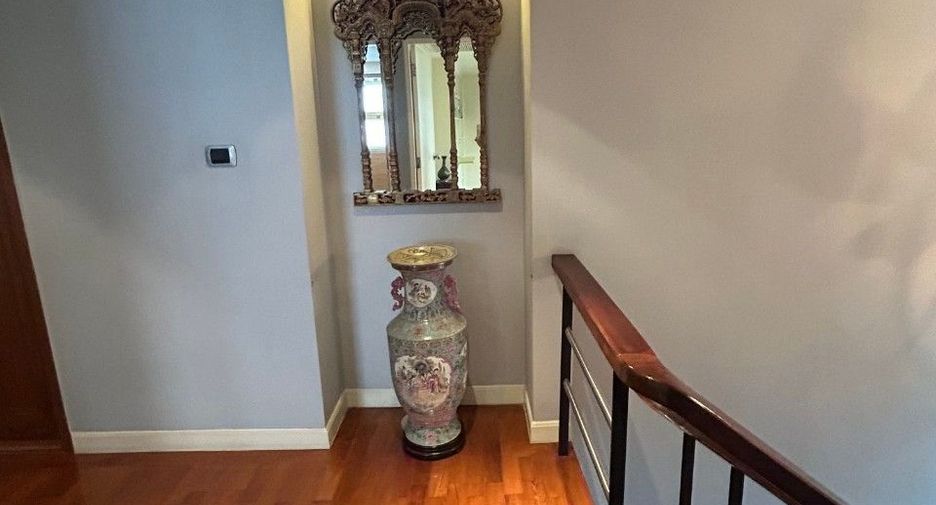 For sale 3 bedrooms condo in Watthana, Bangkok