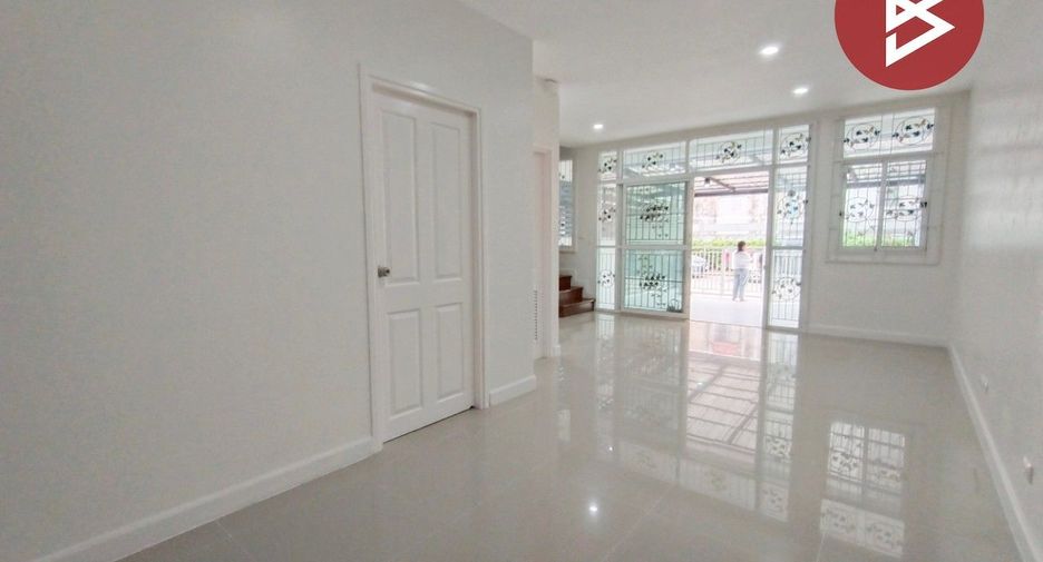 For sale 4 bed townhouse in Lam Luk Ka, Pathum Thani