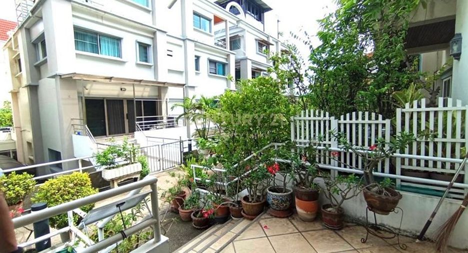 For sale 4 bedrooms townhouse in Phaya Thai, Bangkok