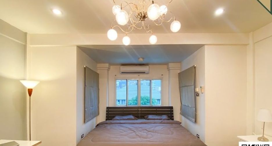 Casa adosada en venta de 5 habitaciones en Watthana, Bangkok