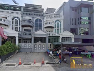 For rent 6 bed townhouse in Yan Nawa, Bangkok