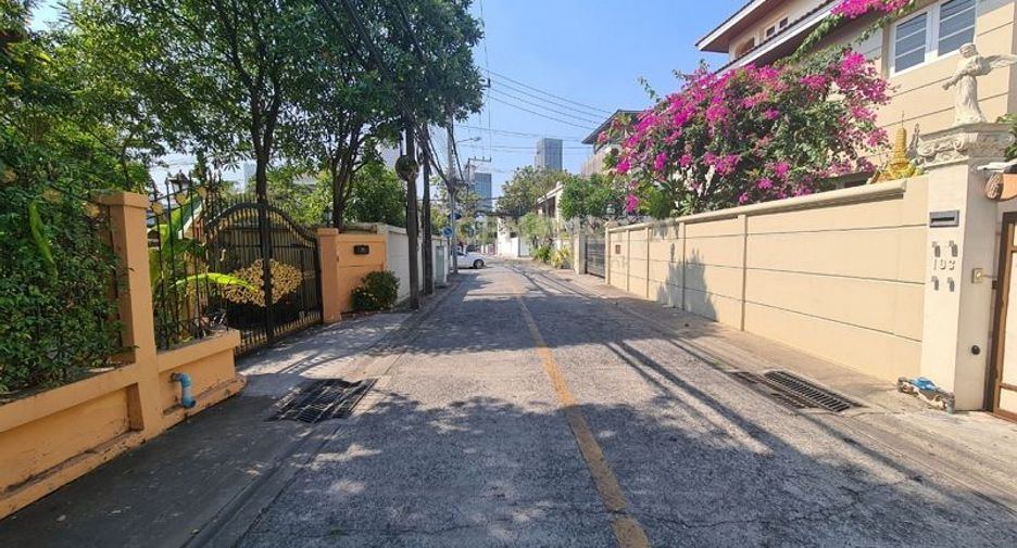 For rent 4 ベッドルーム house in Phaya Thai, Bangkok