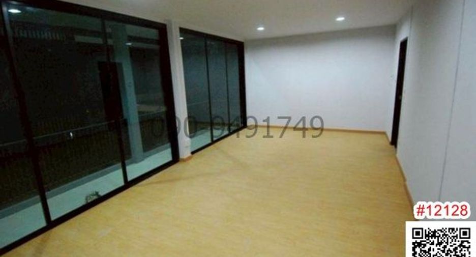 For rent 3 bedrooms office in Lat Phrao, Bangkok