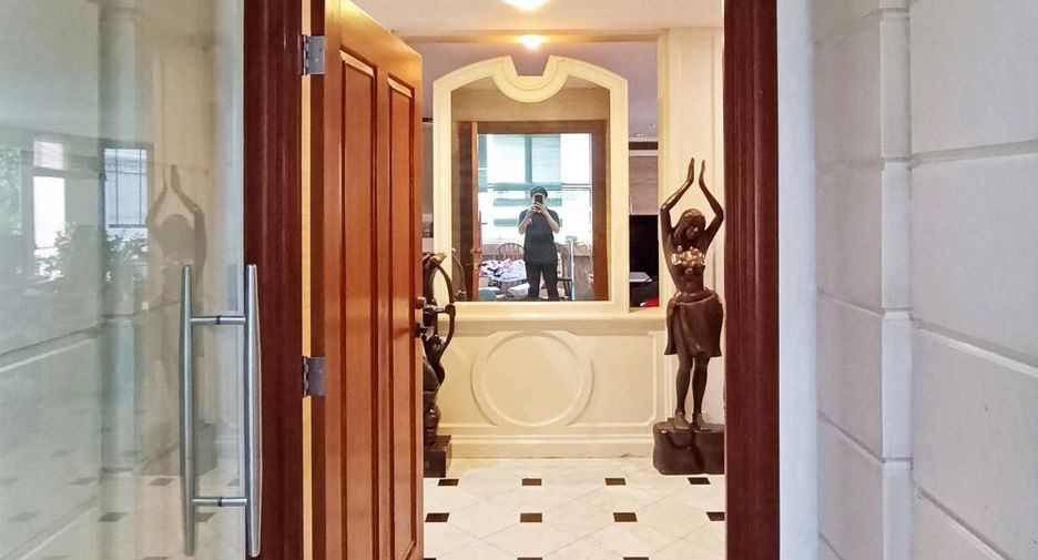 For sale 4 bedrooms condo in Khlong Toei, Bangkok