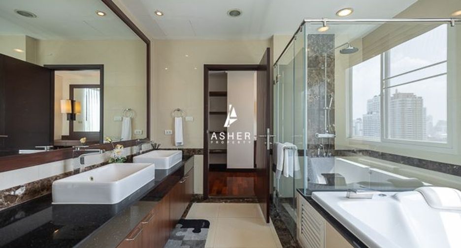 For rent 4 bedrooms condo in Watthana, Bangkok