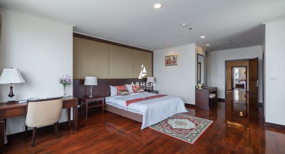 For rent 4 bedrooms condo in Watthana, Bangkok