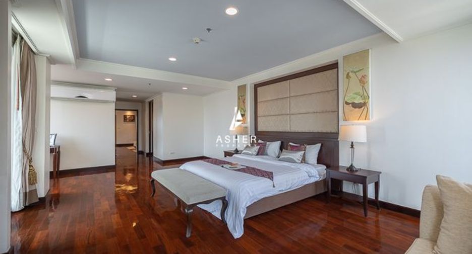 For rent 4 bedrooms condo in Watthana, Bangkok