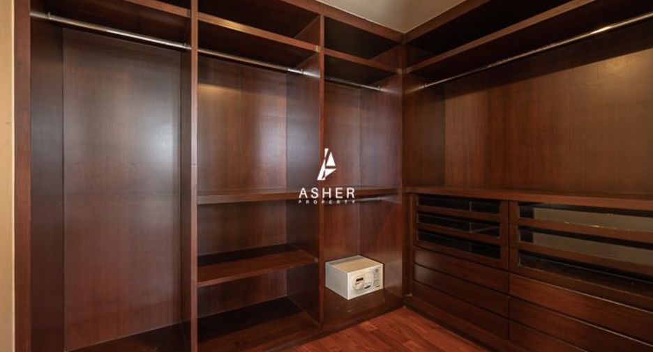 For rent 4 bedrooms condo in Watthana, Bangkok