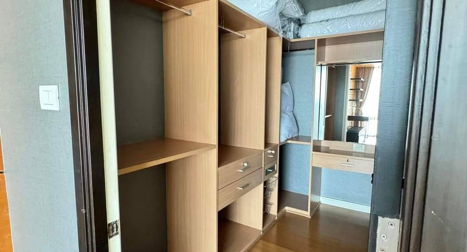 For sale 3 bedrooms condo in Khlong Toei, Bangkok