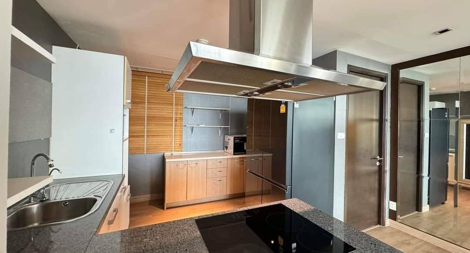 For sale 3 bedrooms condo in Khlong Toei, Bangkok