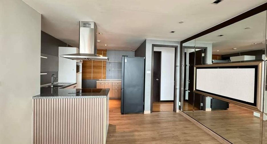 For sale 3 bedrooms condo in Khlong Toei, Bangkok