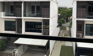 For rent 3 Beds townhouse in Lat Phrao, Bangkok