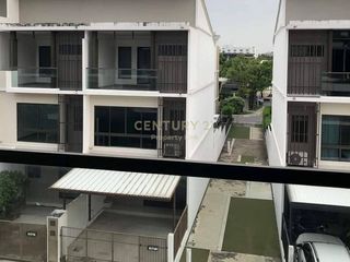 For rent 3 bedrooms townhouse in Lat Phrao, Bangkok