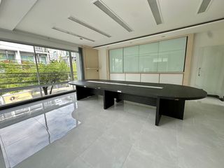 Büro zur Miete mit 6 Zimmer in Wang Thonglang, Bangkok