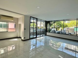 Büro zur Miete mit 6 Zimmer in Wang Thonglang, Bangkok