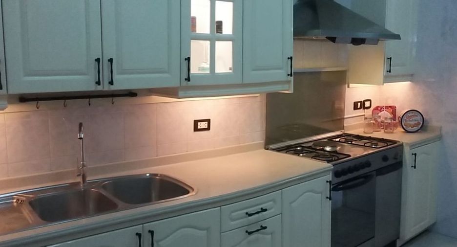 Condo en alquiler de 3 habitaciones en Khlong Toei, Bangkok