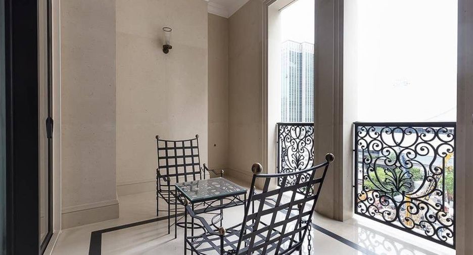 For rent 2 bedrooms condo in Pathum Wan, Bangkok