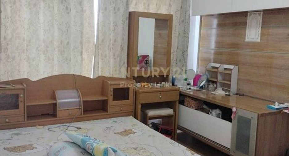 Casa adosada en alquiler y en venta de 3 habitaciones en Bang Kapi, Bangkok