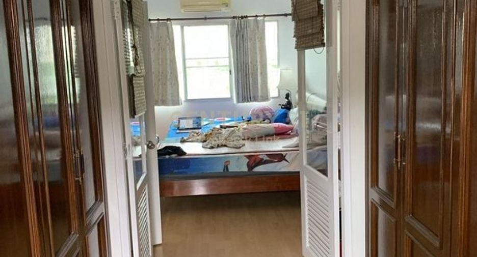 Casa adosada en alquiler y en venta de 3 habitaciones en Bang Kapi, Bangkok