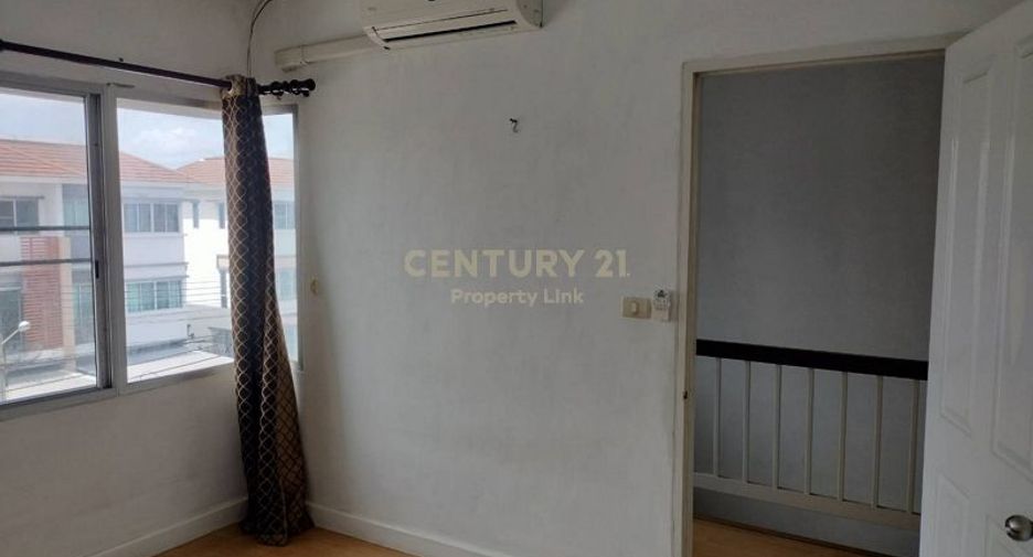 Casa adosada en alquiler y en venta de 3 habitaciones en Bang Kapi, Bangkok