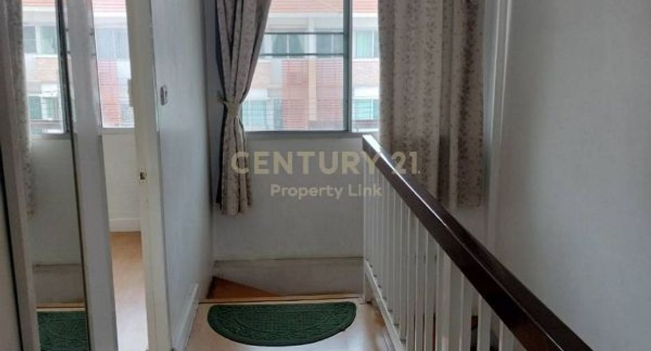 Casa adosada en alquiler y en venta de 3 habitaciones en Bang Kapi, Bangkok