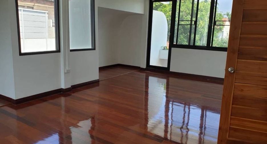 À louer 5 chambres maison à Watthana, Bangkok
