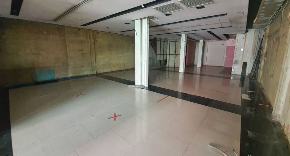 For rent 5 bed retail Space in Suan Luang, Bangkok