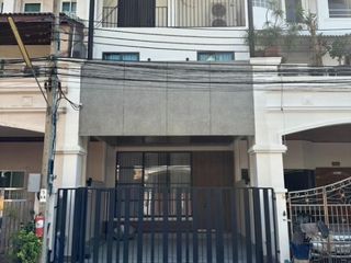For rent 2 bedrooms townhouse in Yan Nawa, Bangkok
