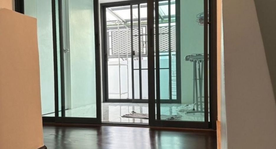 For rent 2 ベッドルーム townhouse in Yan Nawa, Bangkok