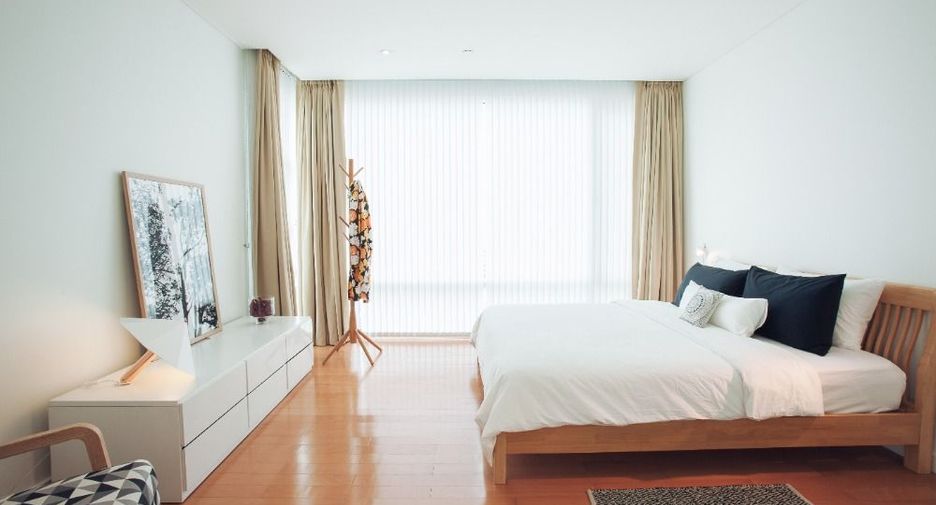 For sale 3 bedrooms condo in Khlong Toei, Bangkok