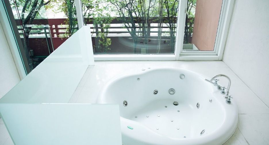 For sale 3 bedrooms condo in Khlong Toei, Bangkok