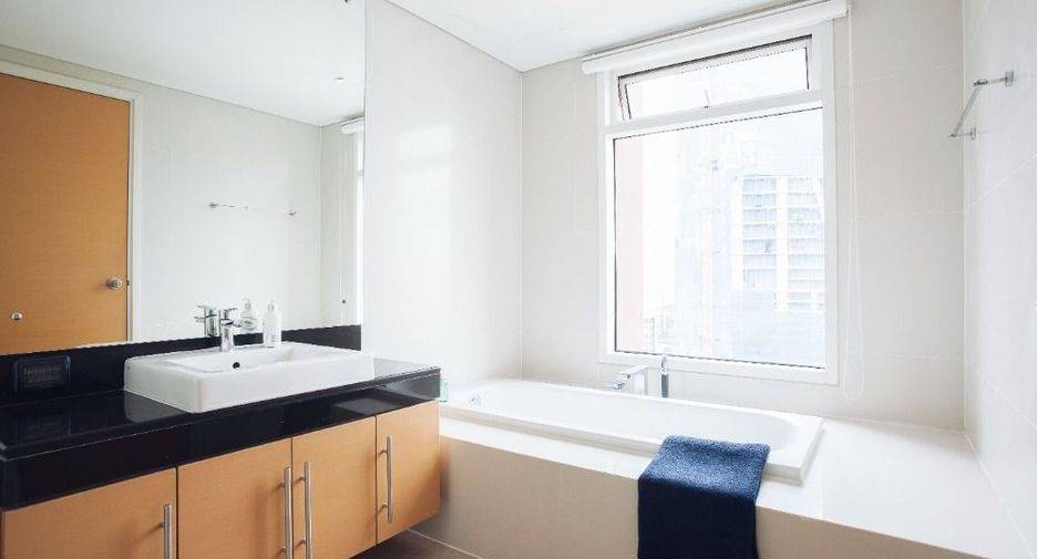 For sale 3 bedrooms condo in Khlong Toei, Bangkok