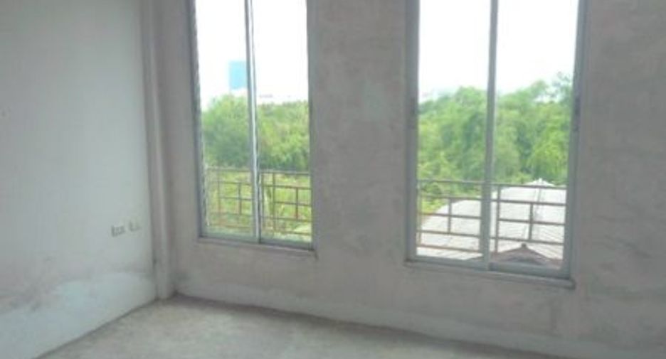 For sale 3 bedrooms townhouse in Mueang Samut Prakan, Samut Prakan
