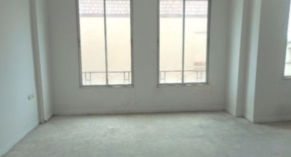 For sale 3 bedrooms townhouse in Mueang Samut Prakan, Samut Prakan