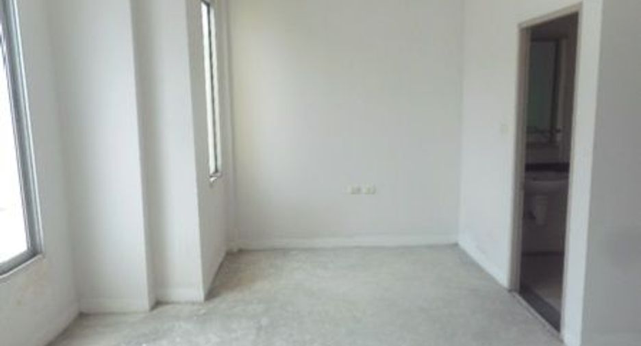 For sale 3 bedrooms townhouse in Mueang Samut Prakan, Samut Prakan