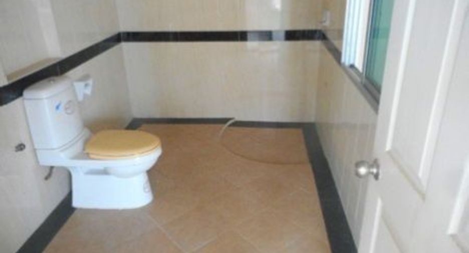 For sale 3 bedrooms townhouse in Mueang Samut Prakan, Samut Prakan