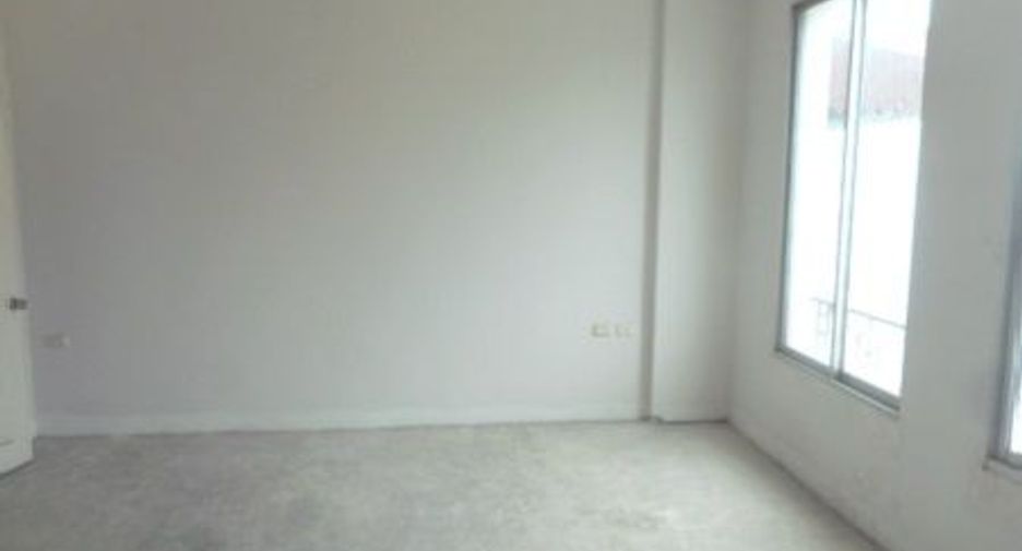 For sale 3 bedrooms townhouse in Mueang Samut Prakan, Samut Prakan