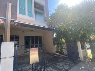 For rent そして for sale 3 Beds townhouse in Chom Thong, Bangkok