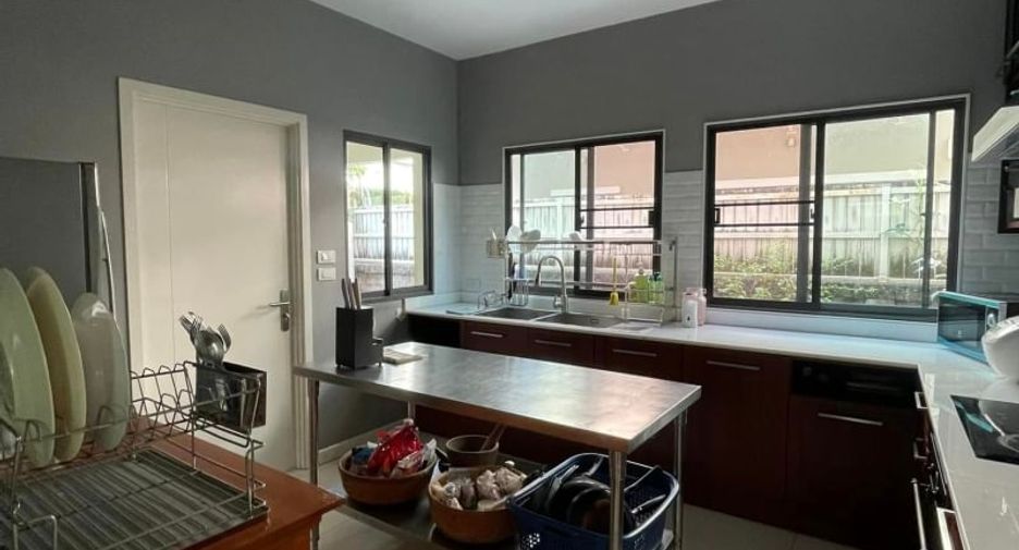 For rent and for sale 4 bedrooms house in Suan Luang, Bangkok