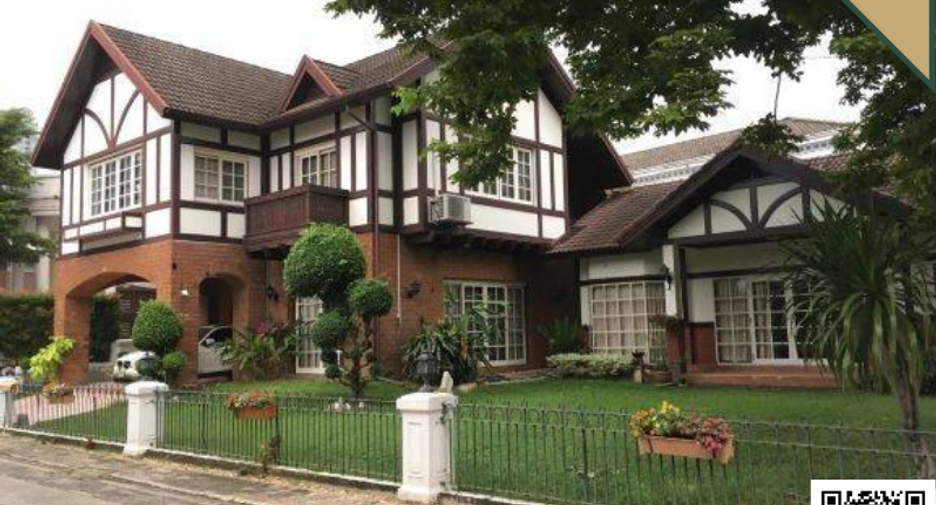 For sale 4 bedrooms house in Phra Khanong, Bangkok