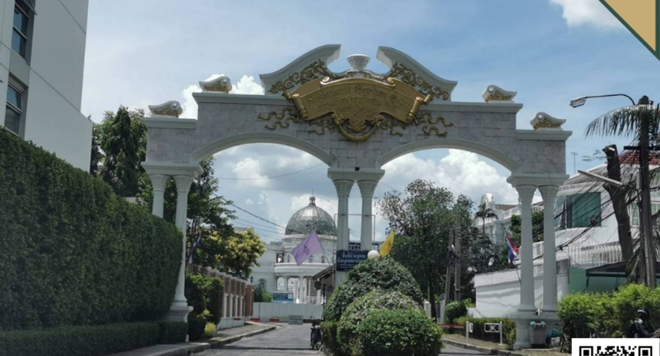 For sale 4 bedrooms house in Phra Khanong, Bangkok