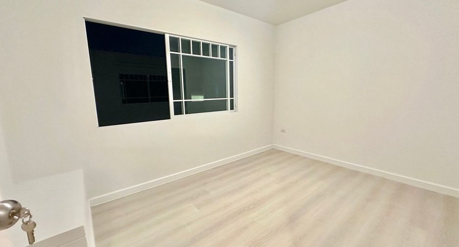 For sale 2 ベッドルーム townhouse in Thung Khru, Bangkok