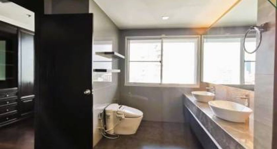 For rent 4 bedrooms condo in Sathon, Bangkok