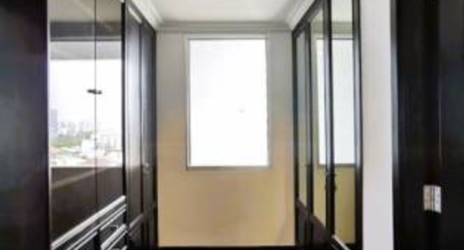 For rent 4 bedrooms condo in Sathon, Bangkok